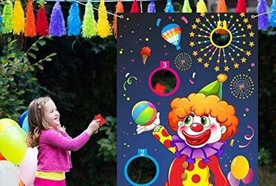 Mago che fa uno spettacolo davanti ai bambini