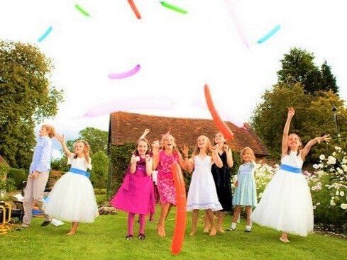Spazio giochi per bambini durante un matrimonio